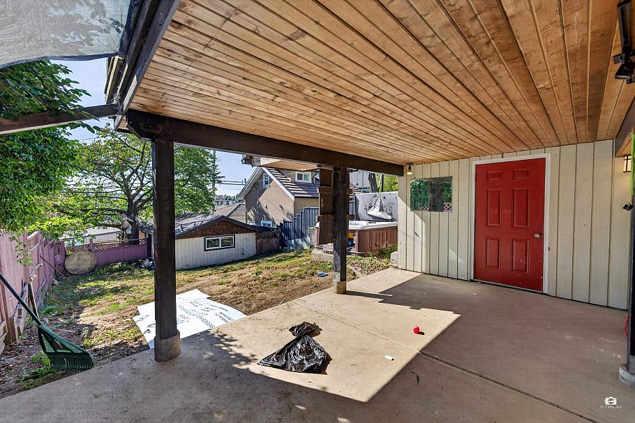 3184 E 8th Avenue Vancouver, BC - 2