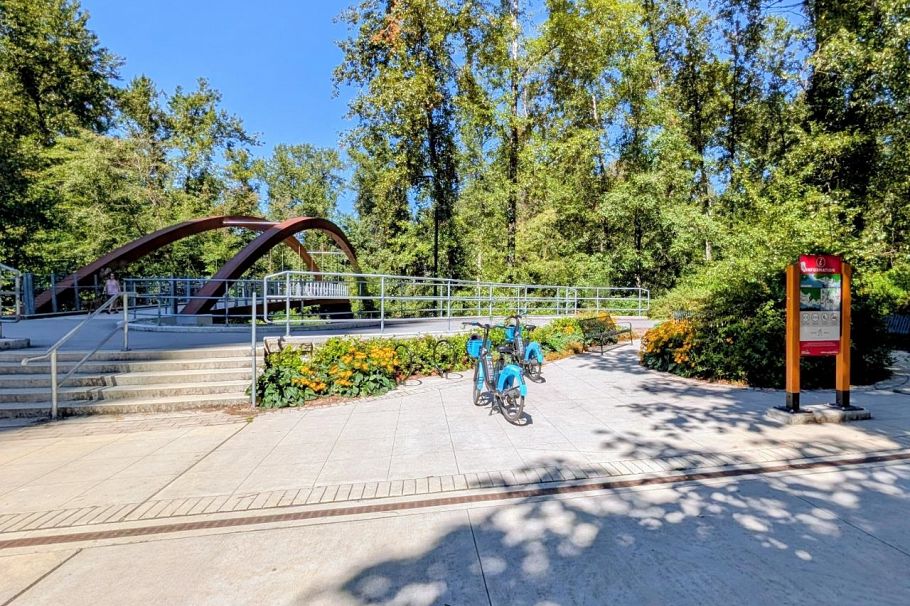 2704 1401 Hunter Street North Vancouver, BC - 27