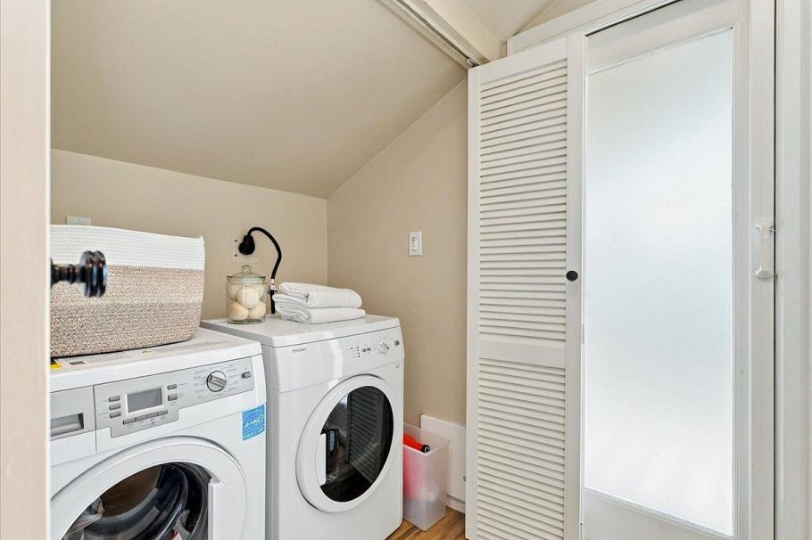 3454 W 3rd Avenue Vancouver, BC - 22
