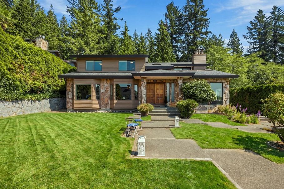 2008 Blairview Avenue North Vancouver, BC - 1