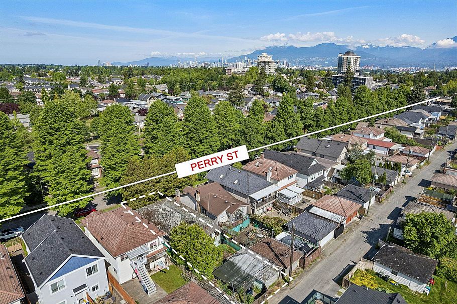4420 Perry Street Vancouver, BC - 3