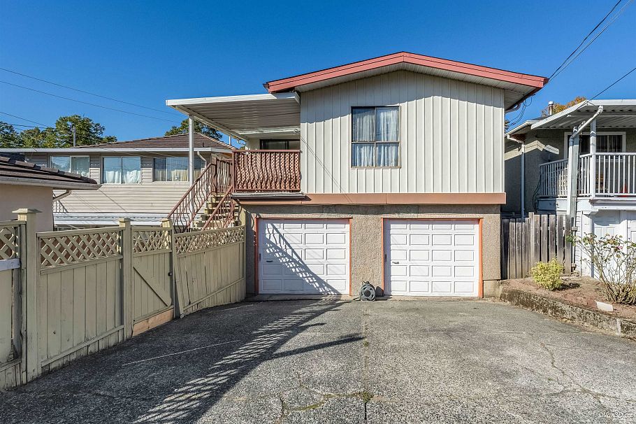 3056 E 28th Avenue Vancouver, BC - 35
