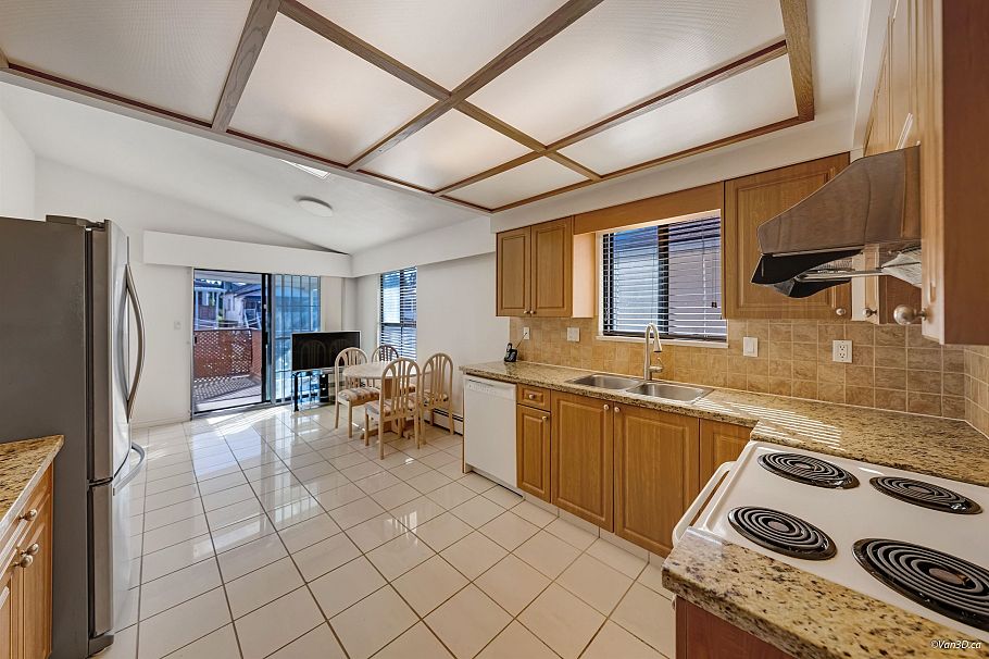 3056 E 28th Avenue Vancouver, BC - 2