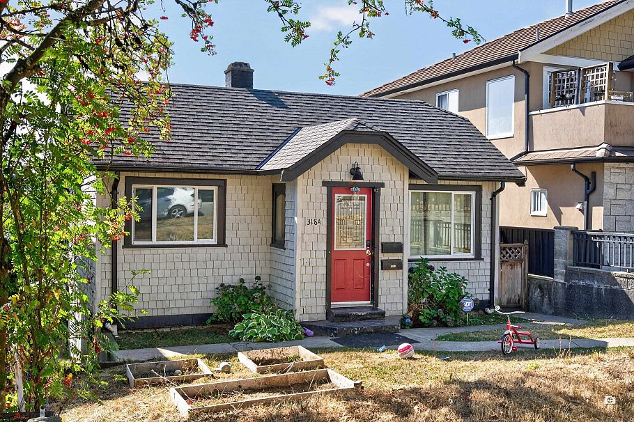 3184 E 8th Avenue Vancouver, BC - 1