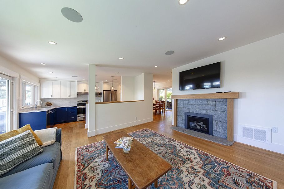 1243 Cloverley Street North Vancouver, BC - 11