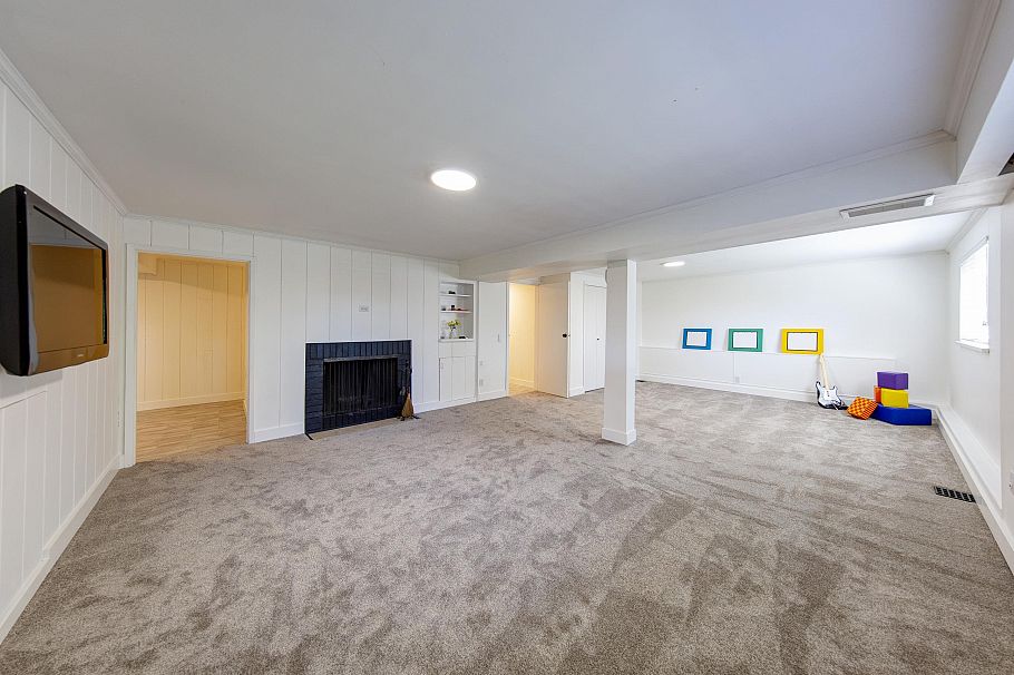 1243 Cloverley Street North Vancouver, BC - 24