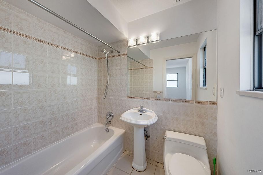 3056 E 28th Avenue Vancouver, BC - 24
