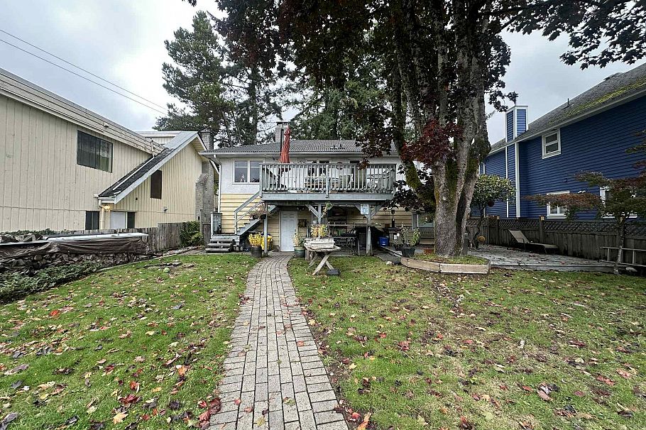 313 E 13th Street North Vancouver, BC - 4