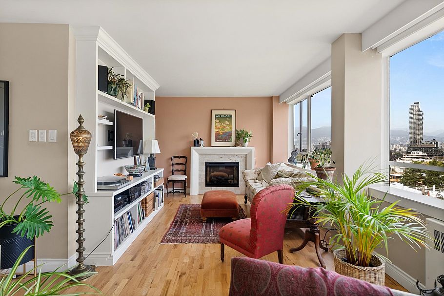 825 1445 Marpole Avenue Vancouver, BC - 1