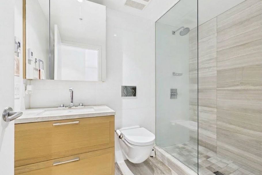 311 1561 W 57th Avenue Vancouver, BC - 17