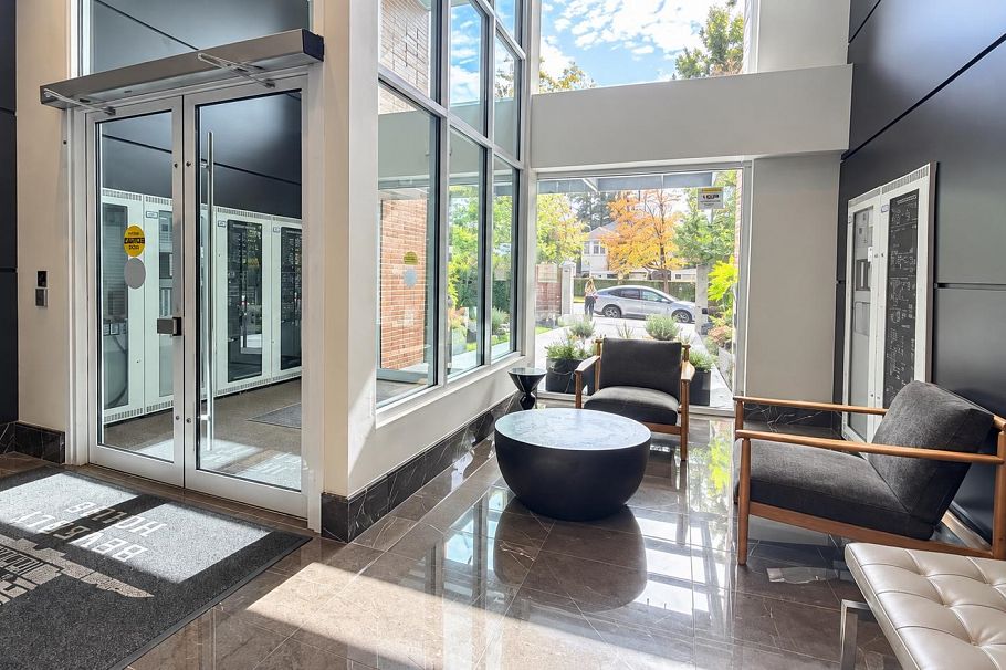 311 1561 W 57th Avenue Vancouver, BC - 3