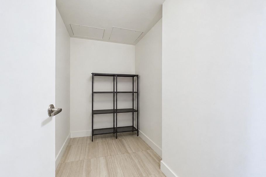311 1561 W 57th Avenue Vancouver, BC - 14