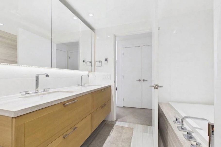 311 1561 W 57th Avenue Vancouver, BC - 16