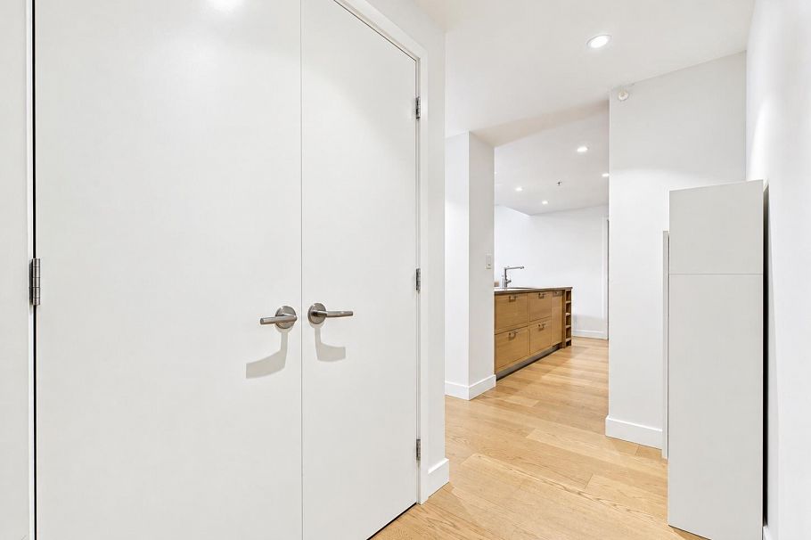 311 1561 W 57th Avenue Vancouver, BC - 12