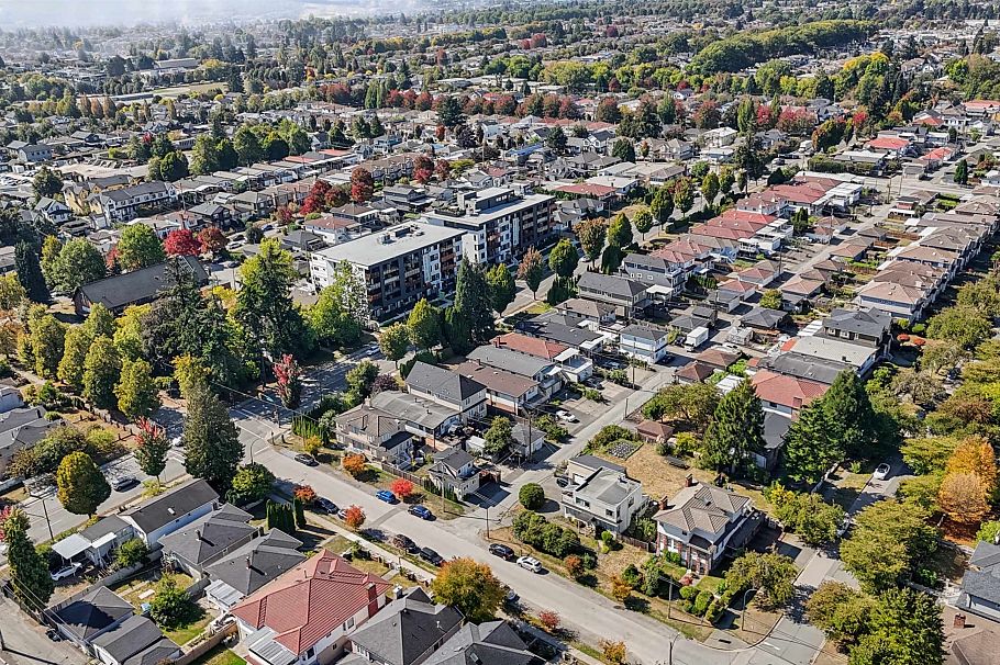 2671 E 41st Avenue Vancouver, BC - 12