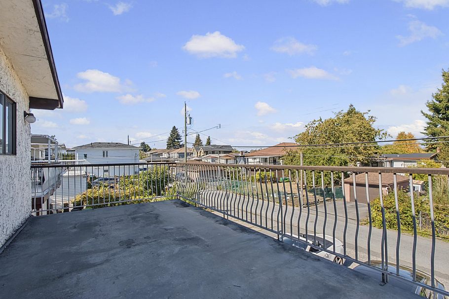 2671 E 41st Avenue Vancouver, BC - 3