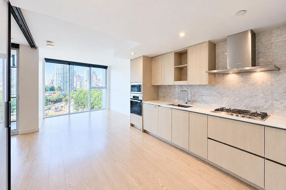 886 87 Nelson Street Vancouver, BC - 3