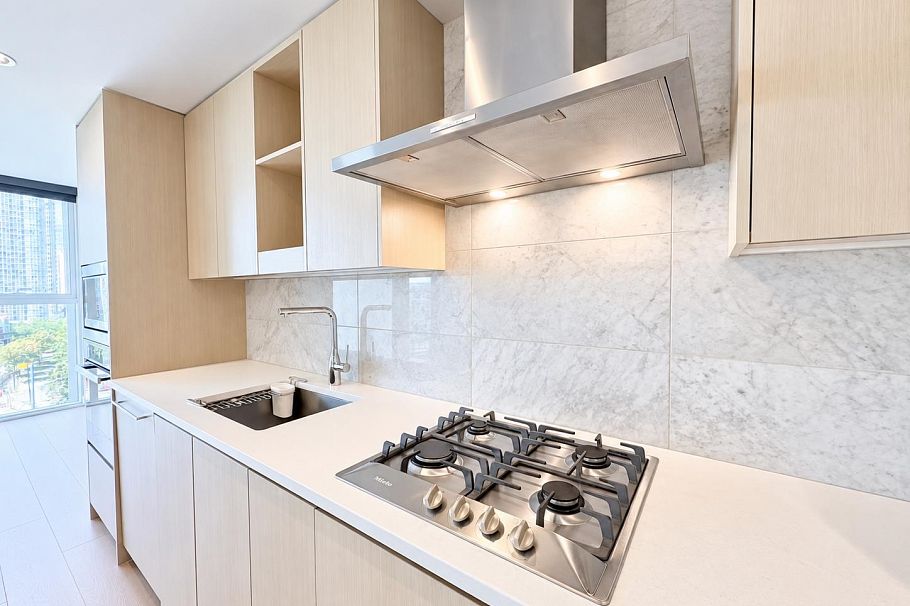 886 87 Nelson Street Vancouver, BC - 5