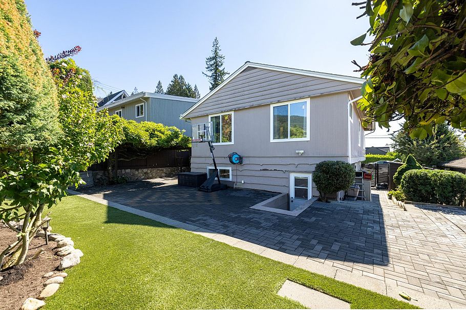 424 W Queens Road North Vancouver, BC - 39