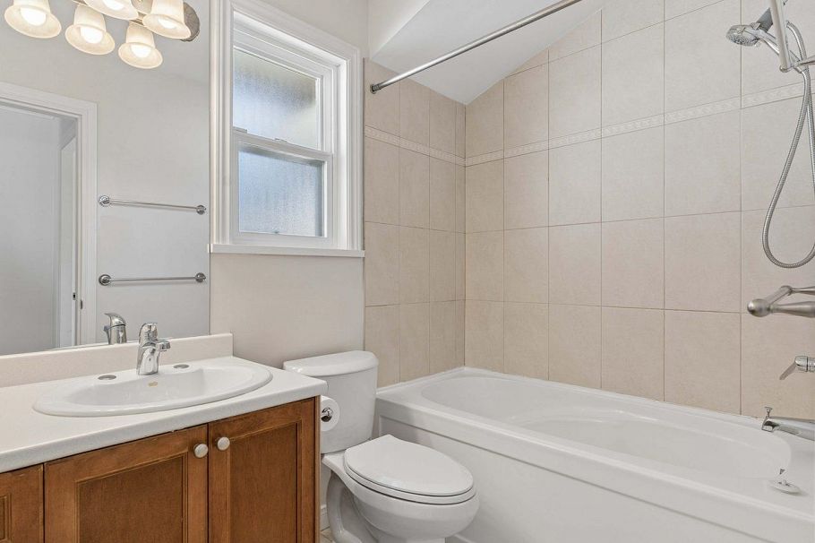 247 E 19th Street North Vancouver, BC - 25