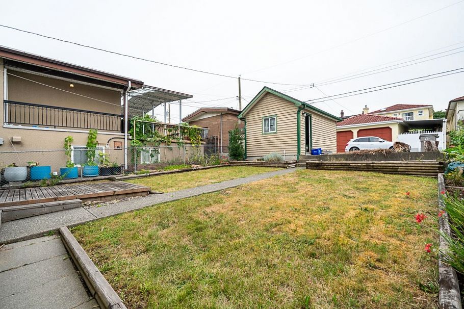 2948 Grant Street Vancouver, BC - 29