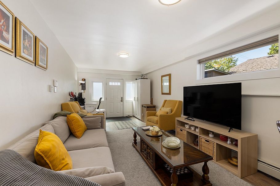 424 W Queens Road North Vancouver, BC - 33