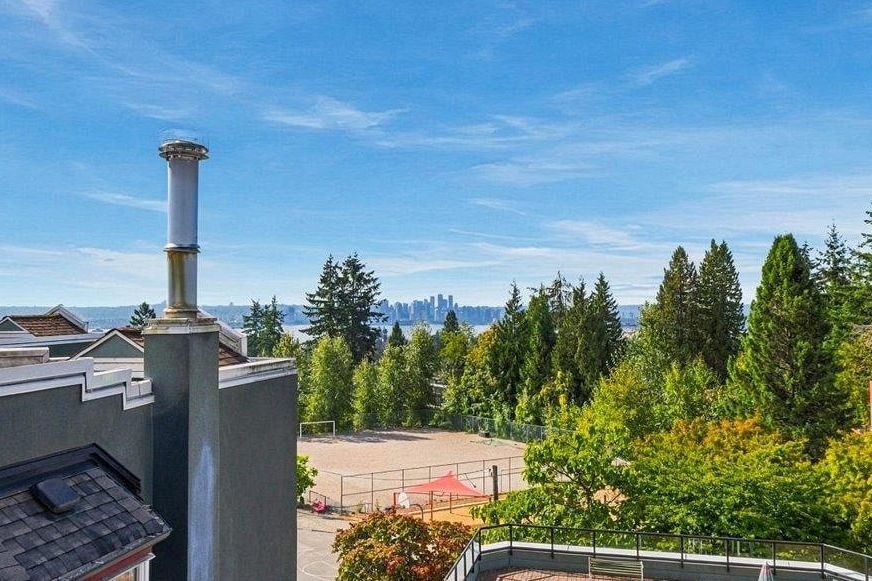 403 121 W 29th Street North Vancouver, BC - 9