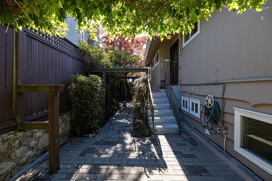 424 W Queens Road North Vancouver, BC - 6