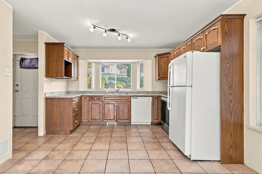423-425 E 2nd Street North Vancouver, BC - 4