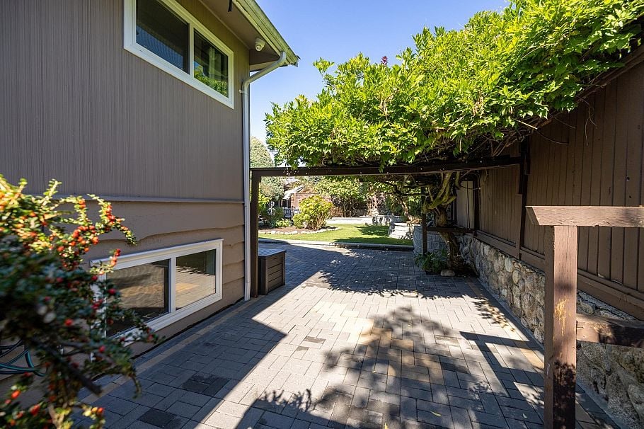 424 W Queens Road North Vancouver, BC - 4