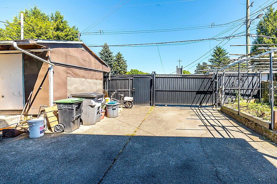 6074 Sherbrooke Street Vancouver, BC - 32