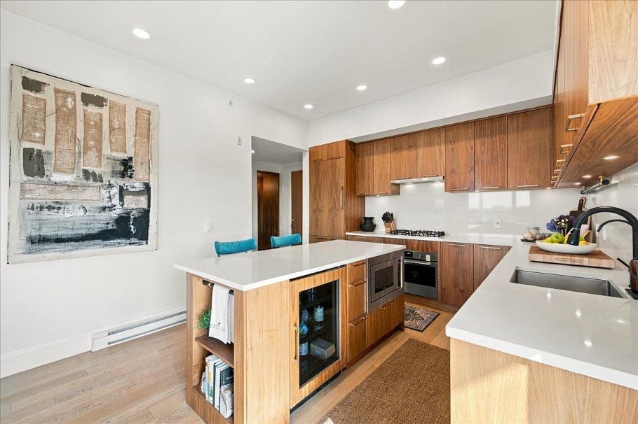602 2550 Garden Drive Vancouver, BC - 3