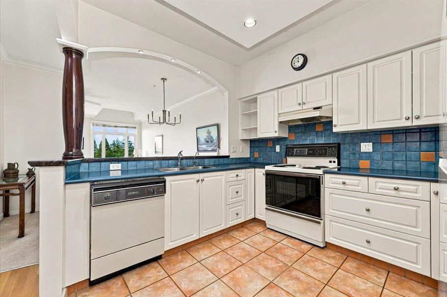 403 121 W 29th Street North Vancouver, BC - 12
