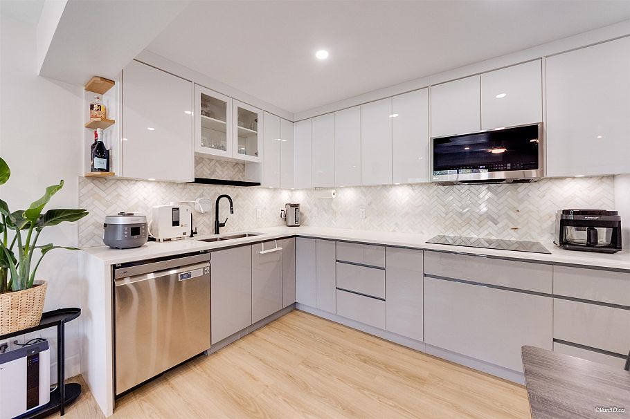 66 3433 E 49th Avenue Vancouver, BC - 2