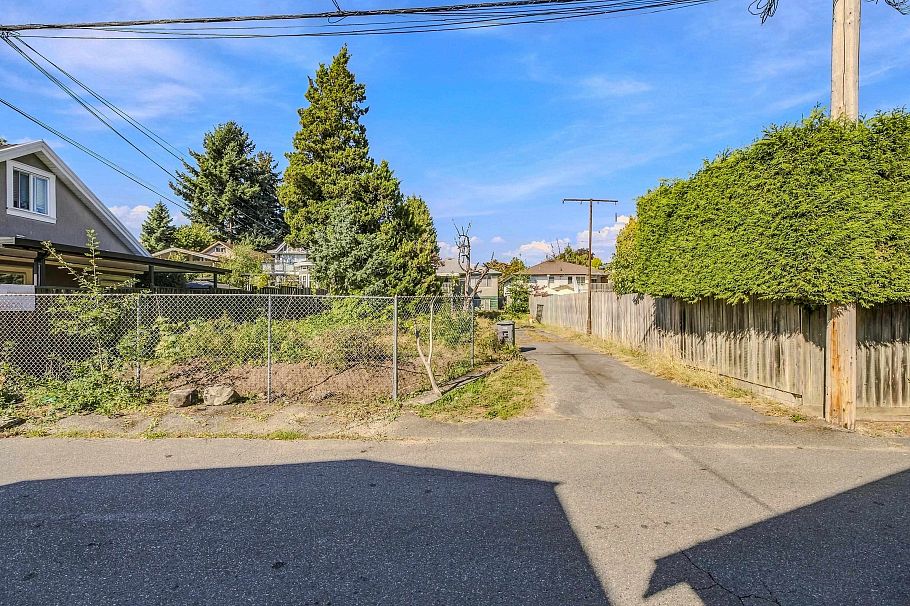 1154 E 53rd Avenue Vancouver, BC - 27