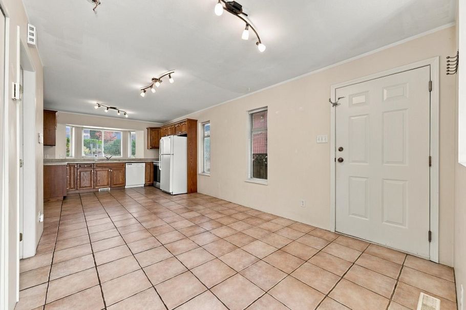 423-425 E 2nd Street North Vancouver, BC - 7