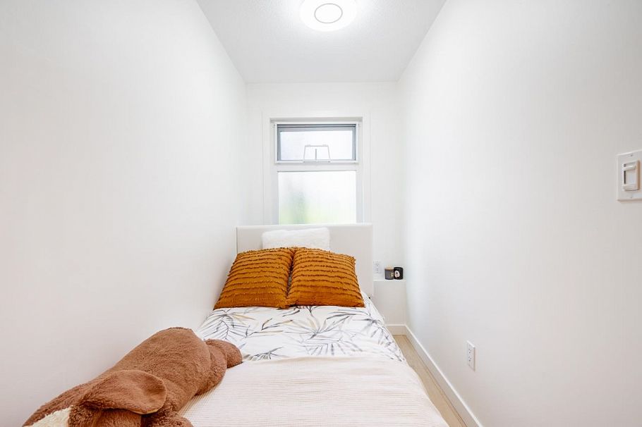 34 900 17th Street North Vancouver, BC - 30