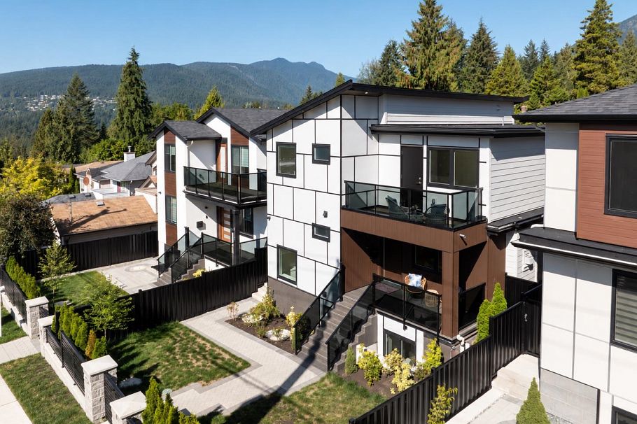 806 Montroyal Boulevard North Vancouver, BC - 2
