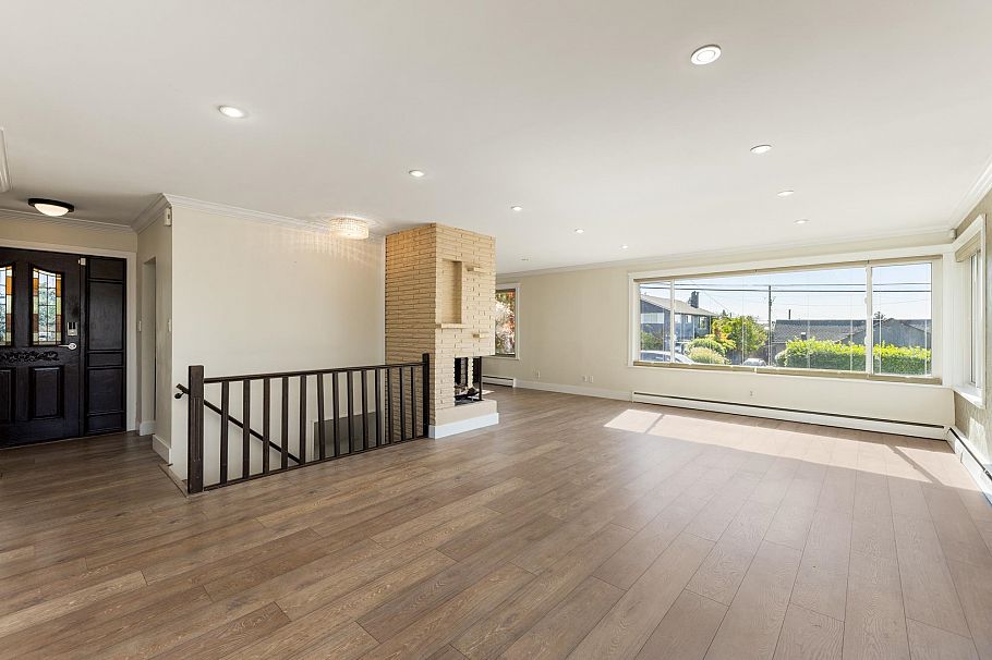 424 W Queens Road North Vancouver, BC - 16