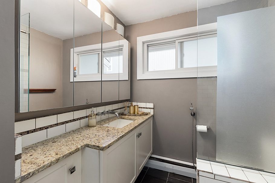 424 W Queens Road North Vancouver, BC - 29