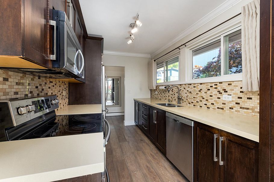 424 W Queens Road North Vancouver, BC - 24