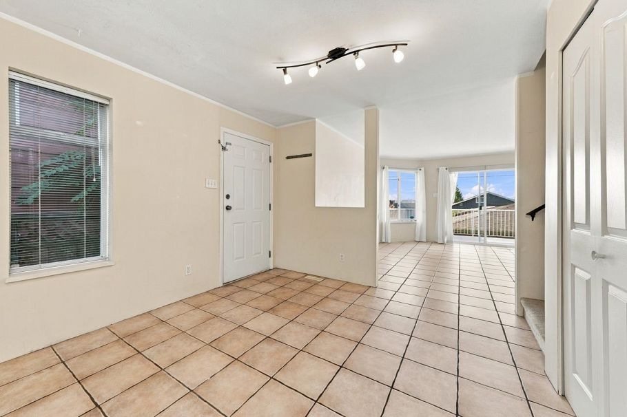 423-425 E 2nd Street North Vancouver, BC - 9