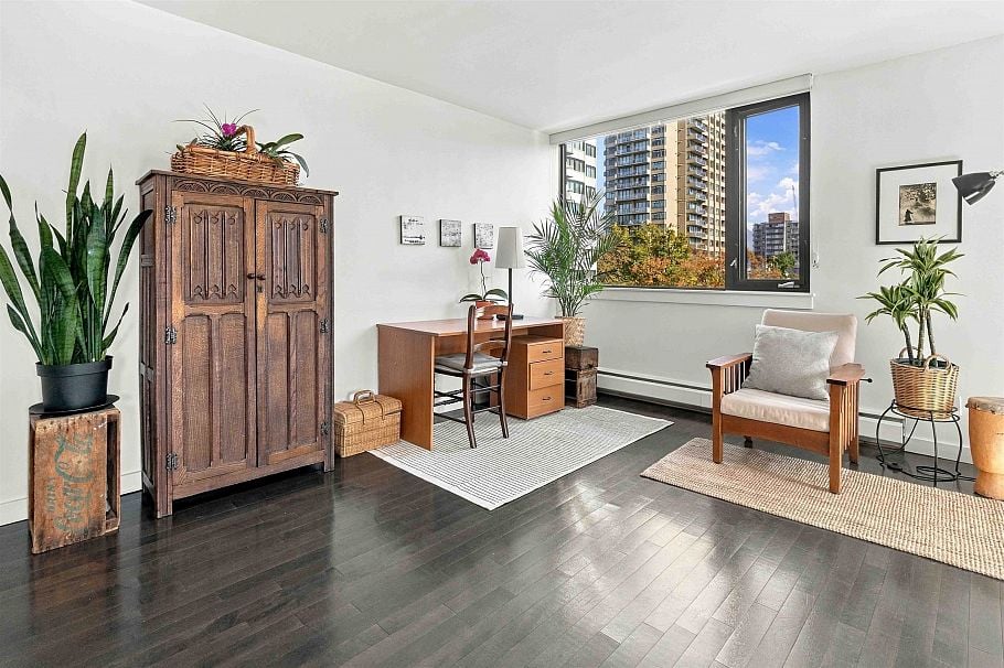 605 1725 Pendrell Street Vancouver, BC - 4