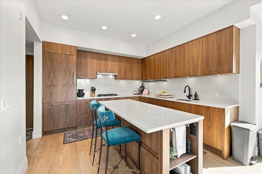602 2550 Garden Drive Vancouver, BC - 2