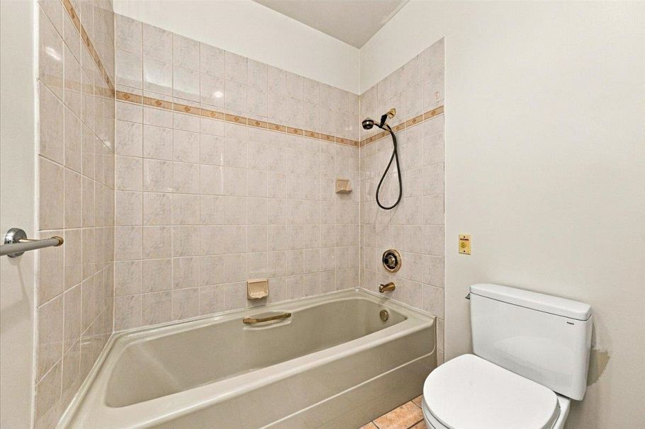 403 121 W 29th Street North Vancouver, BC - 20