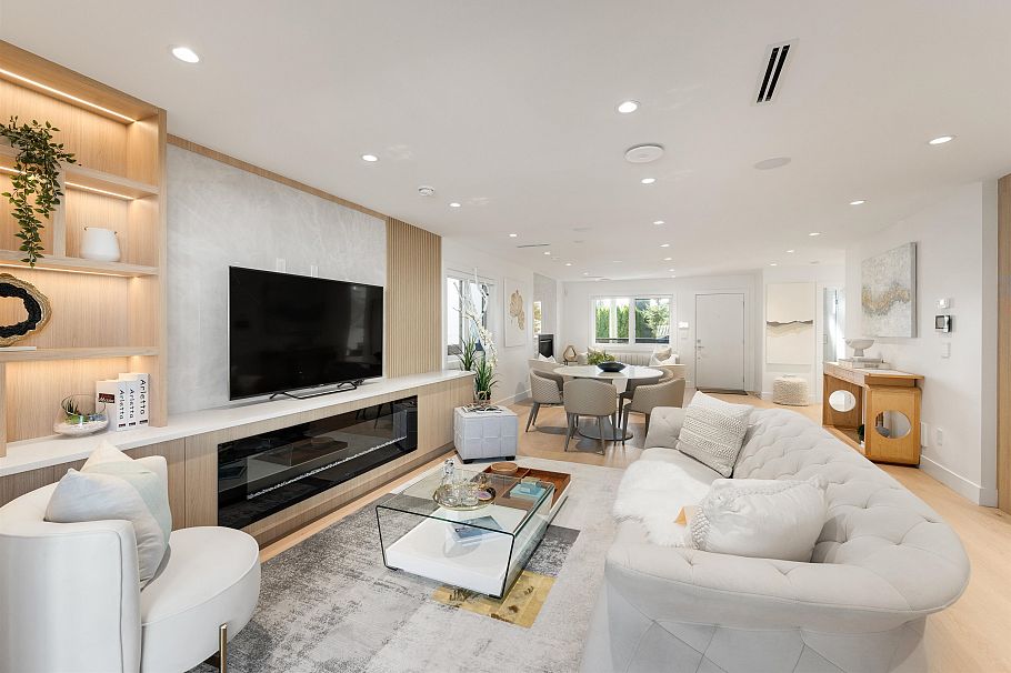 806 Montroyal Boulevard North Vancouver, BC - 4