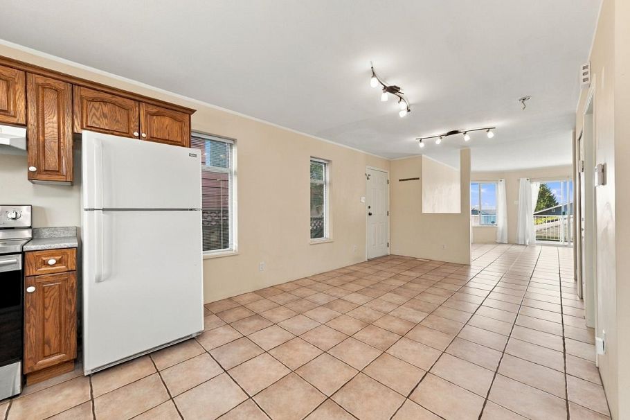 423-425 E 2nd Street North Vancouver, BC - 5
