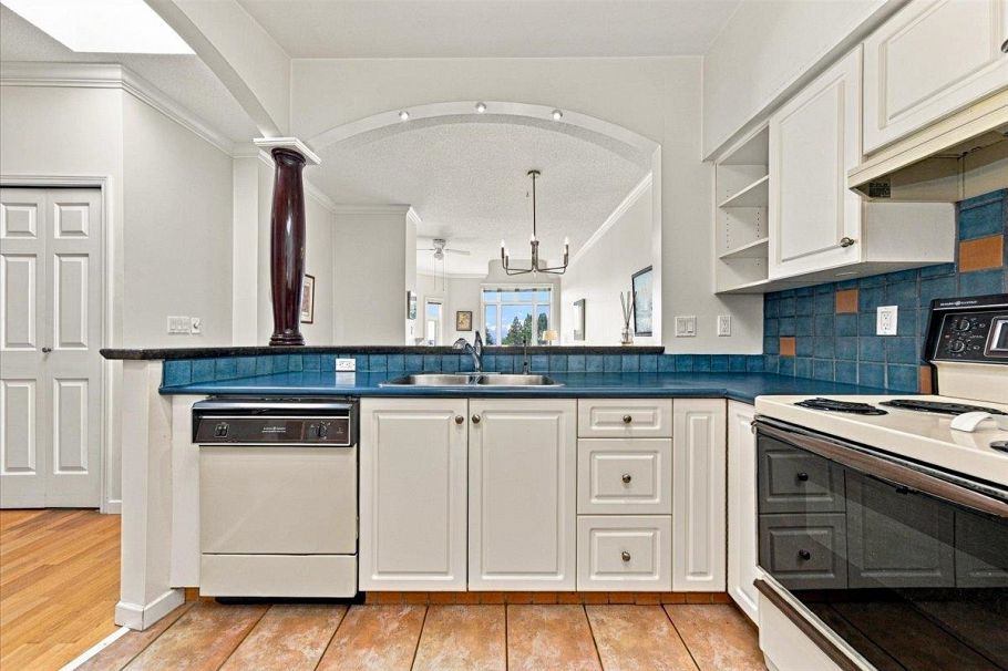 403 121 W 29th Street North Vancouver, BC - 13
