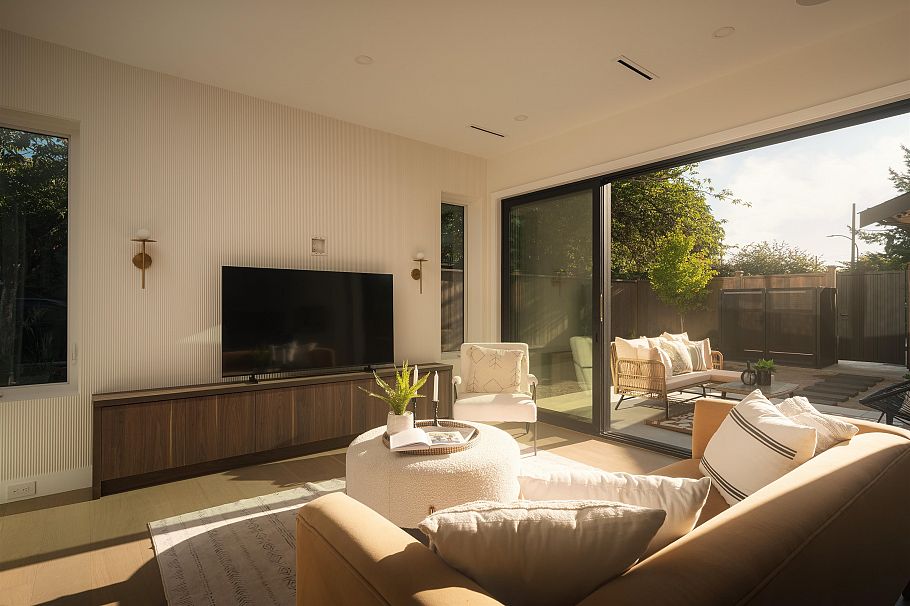 2 812 E 26th Avenue Vancouver, BC - 1