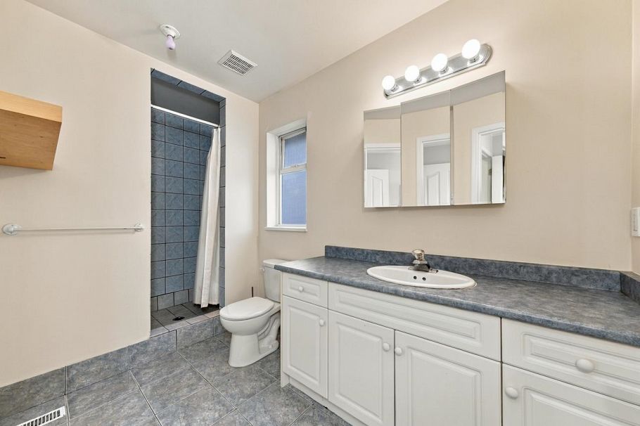 423-425 E 2nd Street North Vancouver, BC - 16